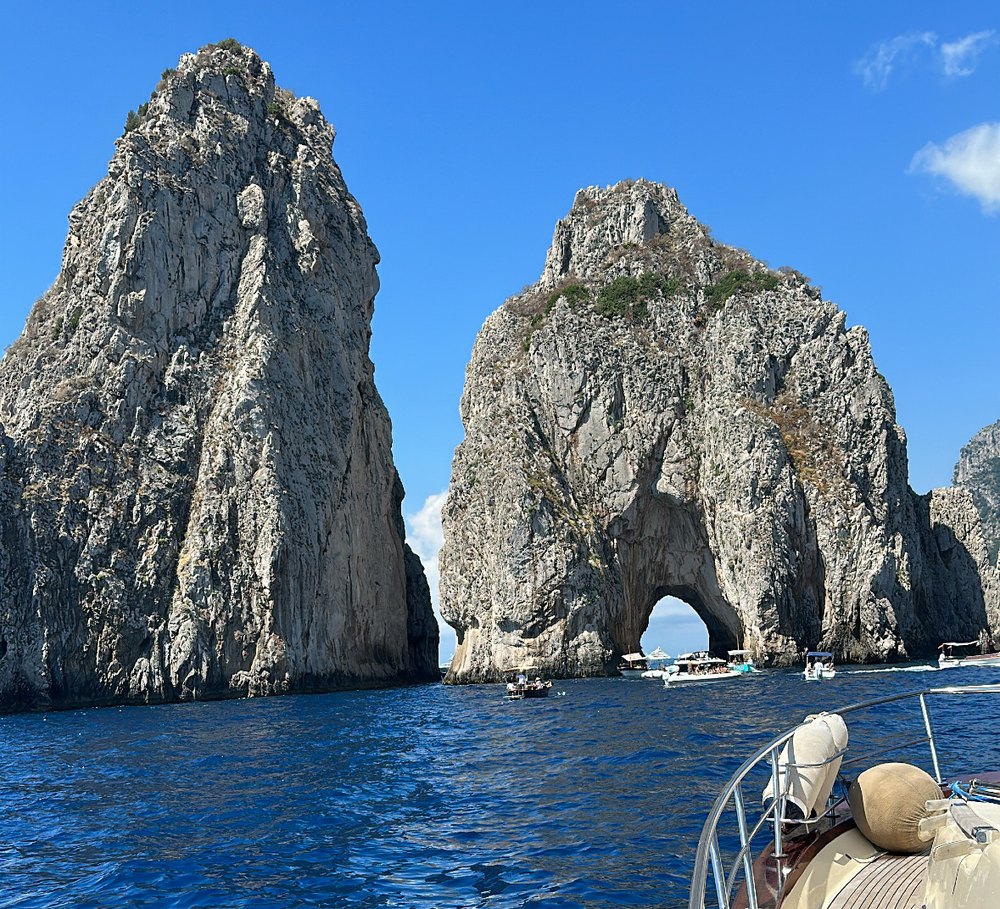 De barco entre os Faraglioni, Capri