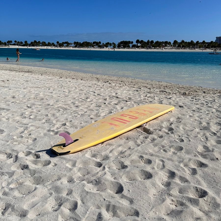 Prancha na areia branca, Bahamas