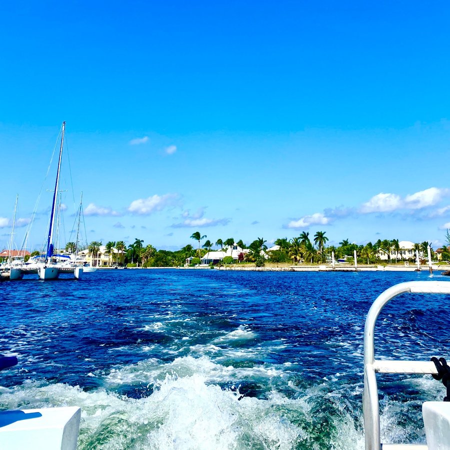Saindo da marina, Ilhas Cayman